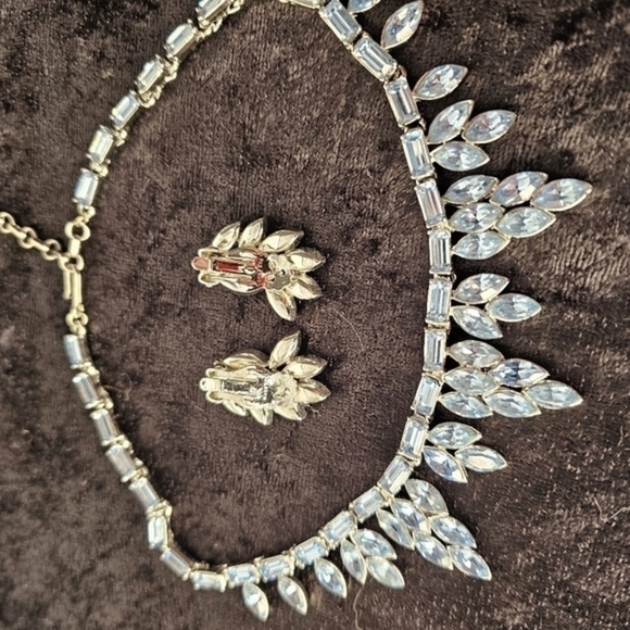 Vintage ice blue‎ rhinestone with matching earrings - Picture 2 of 7